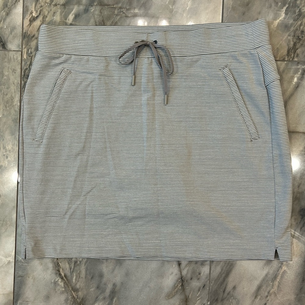 Athleta grey stripe skort Medium Tall EUC